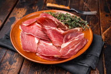 Tirol usulü çiğ jambon, İtalyan dilimlenmiş domuz eti. Ahşap arka plan. en üstteki görünüm.