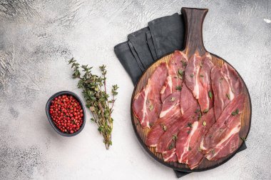 Guanciale kurutulmuş benekli jambon, ahşap tahtada domuz eti. Gri arkaplan. en üstteki görünüm.