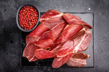 Dilimlenmiş przut prush, Balkan usulü domuz eti. Siyah arka plan. en üstteki görünüm.