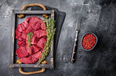 Dilimlenmiş Roe Geyiği eti, çiğ geyik eti, vahşi hayvan eti. Siyah arka plan. en üstteki görünüm.