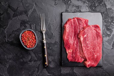 Çiğ Roe Geyiği bifteği, taze Yaban geyiği eti eti. Siyah arka plan. en üstteki görünüm.
