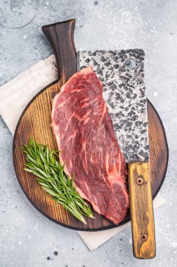 Çiğ sığır filetosu ya da biftek, taze et. Gri arkaplan. en üstteki görünüm.