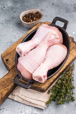 Taze tavuk budu, çiğ kümes hayvanları zengin renklerini ve yumuşak dokularını sergiliyorlar, terbiye ve ızgara için hazırlar. Gri arkaplan. en üstteki görünüm.