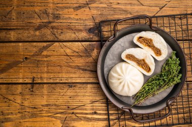 Çin Bao Baozi buharlı çöreği ve çelik tepside et. Ahşap arka plan. en üstteki görünüm.