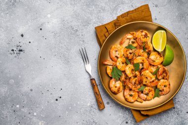 Tabakta karides rostosuyla barbekü yemeği. Gri arka plan. Üst görünüm.