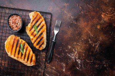 Eko Tavuk ızgara göğüsler, kızarmış kümes hayvanları et, üst manzara, kahverengi arka plan.