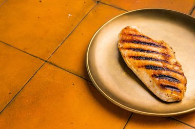 Tabakta ızgara tavuk göğsü bifteği, kızarmış kümes hayvanı eti, üst manzara.