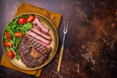 Izgara kaburga bifteği, kızarmış kurutulmuş sığır eti. kahverengi arka plan. en üstteki görünüm.