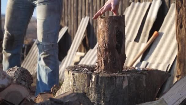 烤箱用的柴火 木制准备 用斧头砍 — 图库视频影像