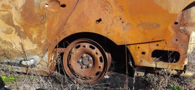 Topçu ateşi sonucu araba yanmıştı. Mykolaiv. Ukrayna.