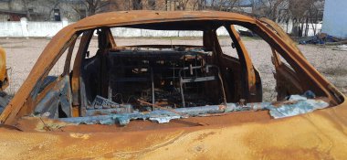 Topçu ateşi sonucu araba yanmıştı. Mykolaiv. Ukrayna.