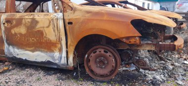 Topçu ateşi sonucu araba yanmıştı. Mykolaiv. Ukrayna.