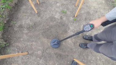 Mayınları aramak ve tanımlamak için mayın temizleme araçları kullanılıyor. Kara mayınları tarafından kirletilmiş bölgelerin temizlenmesi.