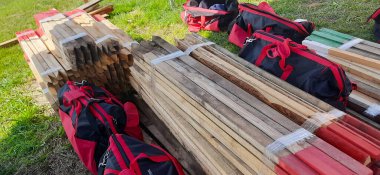 Mayın temizleme araçlarıyla dolu çantalar ve mayın tarlasını çitlemek için birkaç kolon. Kara mayınları tarafından kirletilmiş bölgelerin temizlenmesi. İnsani mayın temizleme süreci.