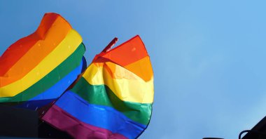 Gururlu gökkuşağı lgbt gay bayrağı gökyüzünde sallanıyor