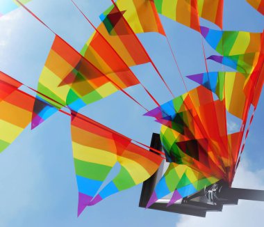 Gururlu gökkuşağı lgbt gay bayrağı gökyüzünde sallanıyor