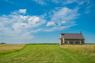Abernethy dışındaki Eski Taş Kilisesi, Saskatchewan, 1892 'de tamamen saha taşından inşa edildi. 
