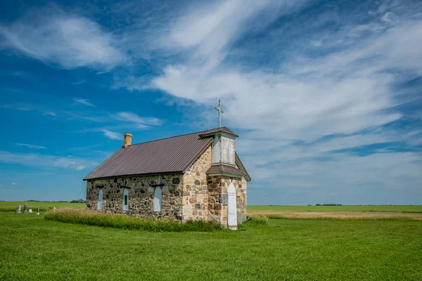 Abernethy dışındaki Eski Taş Kilisesi, Saskatchewan, 1892 'de tamamen saha taşından inşa edildi.