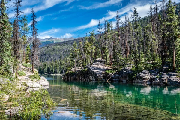 Die Klippen Und Das Türkisfarbene Wasser Des Horseshoe Lake Jasper lizenzfreie Stockfotos