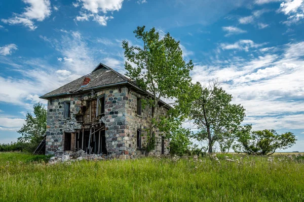 Uma Casa Pedra Abandonada Cercada Por Árvores Nas Pradarias Saskatchewan — Fotografia de Stock