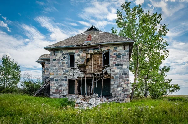 Una Casa Piedra Abandonada Rodeada Árboles Las Praderas Saskatchewan Las — Foto de Stock