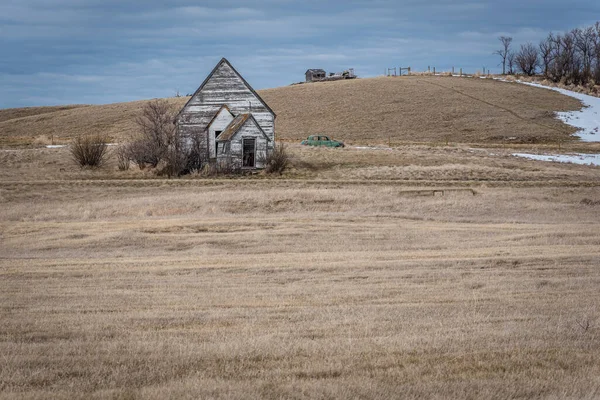 Neidpath Saskatchewans Starý Opuštěný Bílý Kostel Klasickým Opuštěným Autem Zasněženém — Stock fotografie