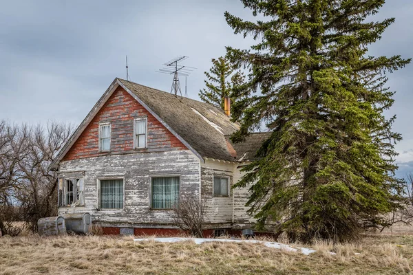 Moody Luchten Een Oud Verlaten Roze Huis Prairies Saskatchewan — Stockfoto