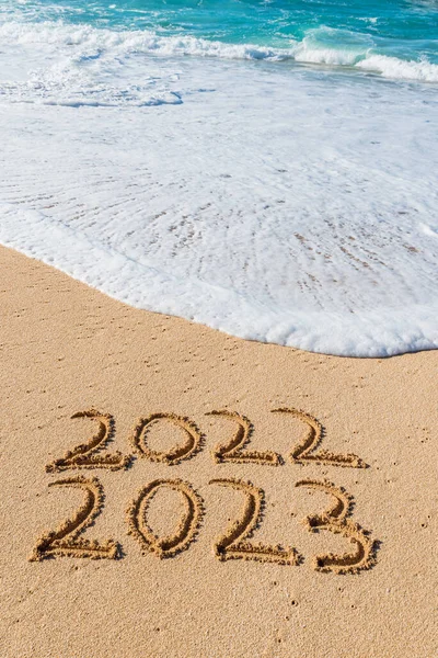 2022 2023 Sand Und Neujahrskonzept lizenzfreie Stockfotos