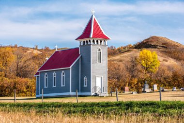 St. Nicholas Anglikan Kilisesi 'ni çevreleyen sonbahar renkleri, aynı zamanda Craven, SK yakınlarındaki Little Church olarak da bilinir.