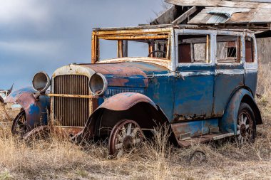 Saskatchewan bozkırlarında terk edilmiş eski bir araba.