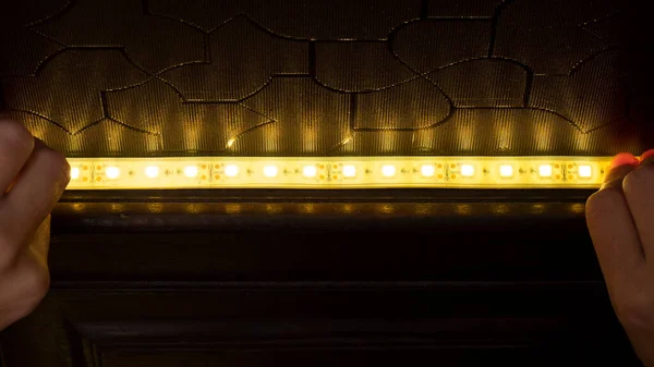 Kurulumsal Dekoratif Led Şerit Işığı Yapıştırılıyor — Stok fotoğraf