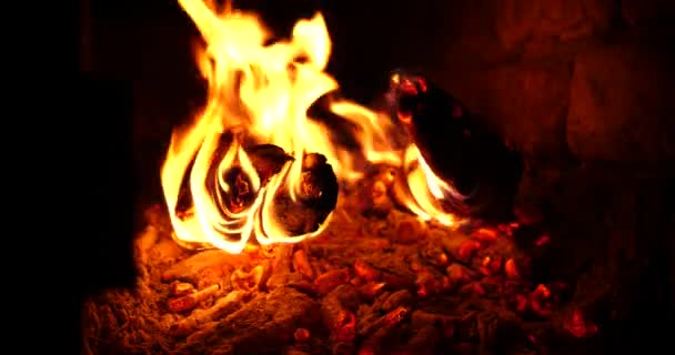 ストーブの中で灰を燃やしたり暖炉で薪を燃やしたり 高品質4K映像 — ストック動画