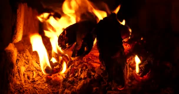 ストーブの中で灰を燃焼 暖炉の薪の炎高品質の4K映像 — ストック動画