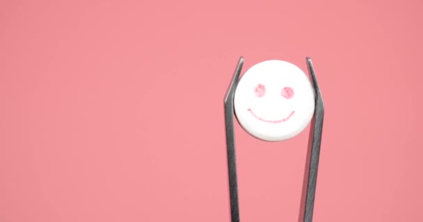 Pílula Sorriso Feliz Pinças Perto Tablet Lsd Para Uma Boa — Vídeo de Stock