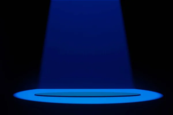 Prázdné Pódium Tmě Modrým Světlem Zobrazit Scénu Kopírovacím Prostorem — Stock fotografie