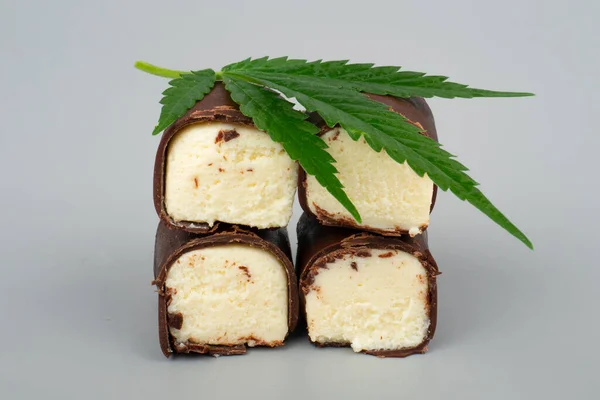 Zelený Marihuanový List Čokoládově Sladký Mléčný Sýr Konopným Olejem — Stock fotografie