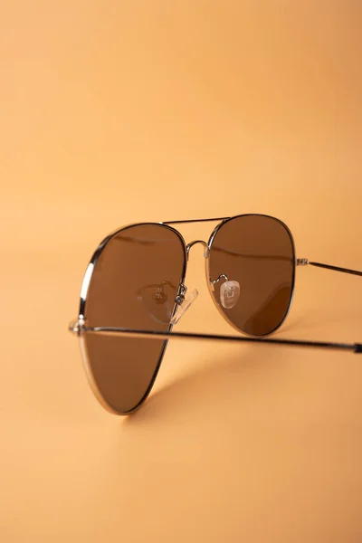 Brun Speglade Solglasögon Med Antireflekterande Beläggning Och Skydd Orange Bakgrund — Stockfoto