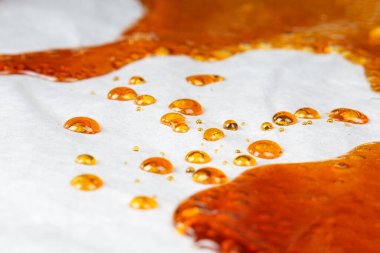 Bho özü altın kenevir damıtılmış mum cam bir kap içinde tüttürmek için.