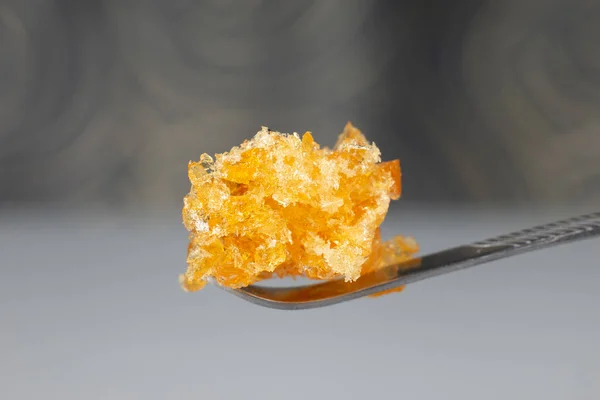 Goldene Cannabis Wachskristalle Auf Klebestift Hochprozentiges Marihuana Zerbröselt lizenzfreie Stockfotos