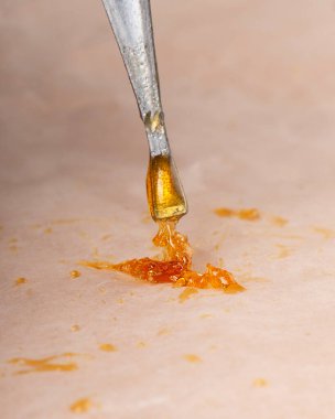 Esrarkeş dumanı için yüksek oranda marihuana içeren taze canlı reçine cilası. thc bütan özeti