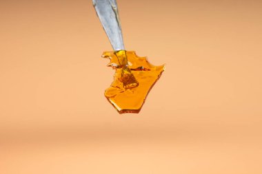 Kenevir altın renginde kırıntılar, yüksek oranda balmumu..