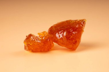 Kahverengi balmumu. Arka planda yüksek THC var..