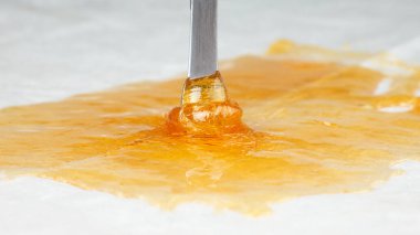 Esrar içmek için kokulu altın terp sosu, thc içerikli balmumu otu.