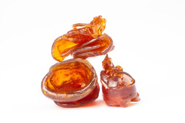 Beyaz arka planda izole edilmiş esrar tüttürmek için kokulu balmumu taş kırıcı, thc ile reçine otu.