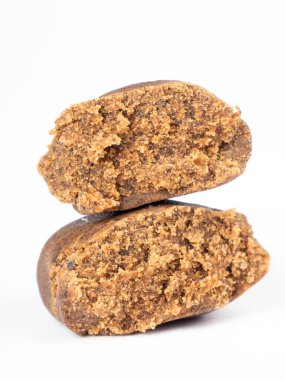 İzole edilmiş esrar esrarı, beyaz arka planda kahverengi haşhaş..