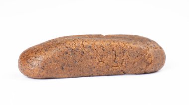 İzole edilmiş esrar esrarı, beyaz arka planda kahverengi haşhaş..