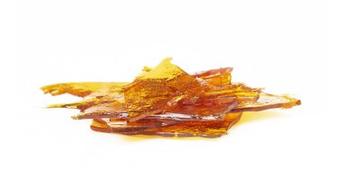 Kenevir cilası parçaları beyaz arka planda izole edilir. Taşı yüksek thc ile yoğunlaştır.