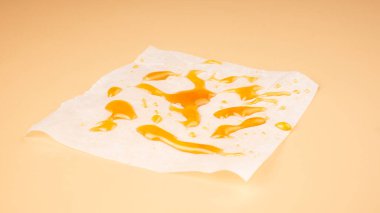 altın kenevir reçinesi, kağıt üzerinde yüksek thc cila yakın.