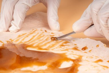 Kenevir sosu özü ile el, thc reçine konsantre.