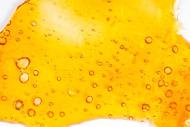 Yüksek oranda altın esrarı içeren balmumu, kağıt üzerindeki kabarcık dokusu..